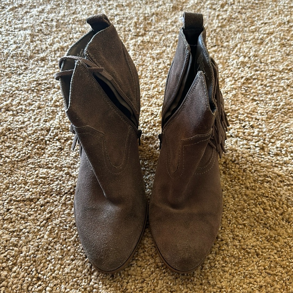 Steve Madden booties ankle boots with fringe. Taupe color. Size 10m